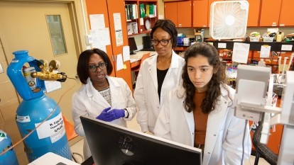 Dr. Marcia English and nutrition students